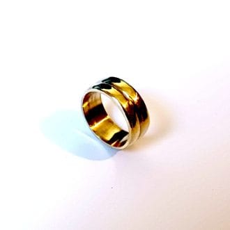 bague artisanale godron de trois quarts