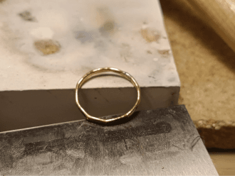 Bague fine martelée en cuivre artisanale – Bijou fait main